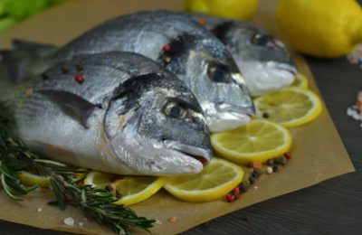 Raw,Fish,With,Aromatic,Herbs,,Spices,,Salt,And,Lime,Slices.raw